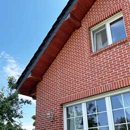 Einfamilienhaus in Cottbus, Verkleidung der Untersichten Dachüberstände mit Kupferblech in Stehfalz